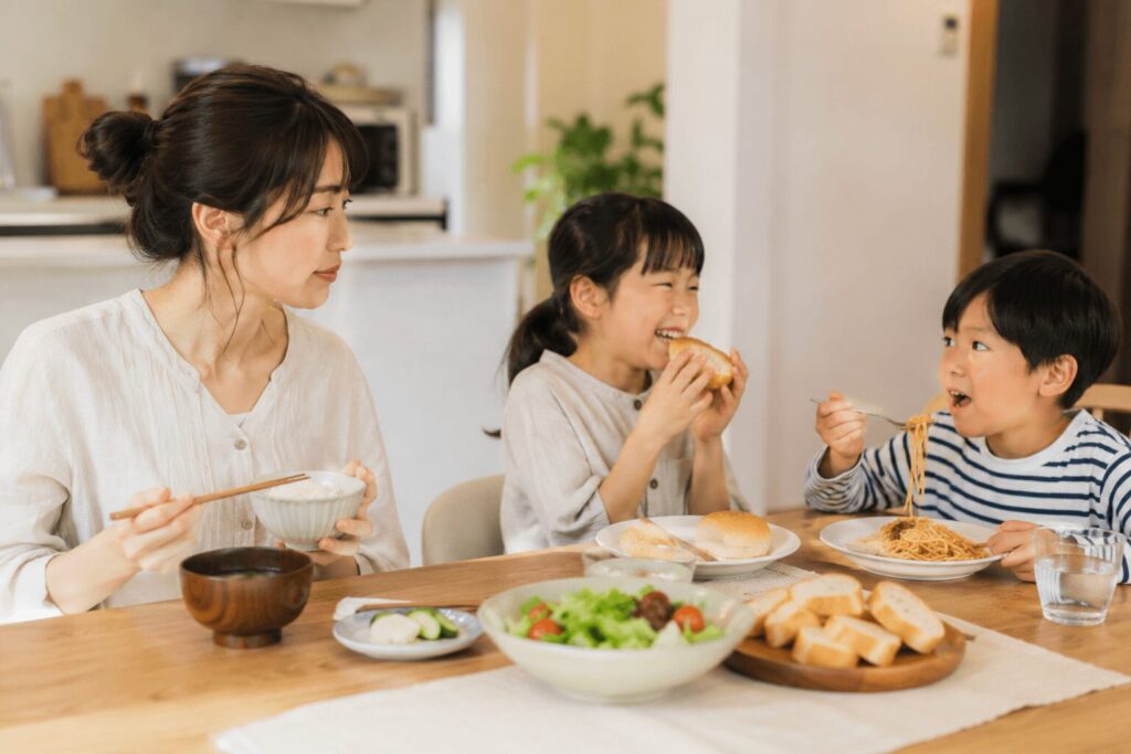 家族との食事の温度差を感じる場面のイメージ