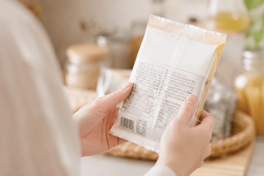 食品の原材料表示をシンプルに確認するイメージ