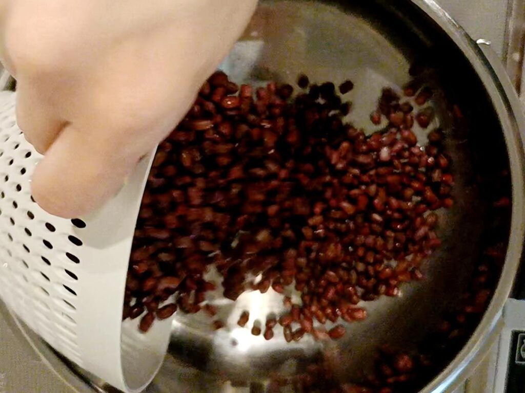 圧力鍋に小豆を入れるイメージ