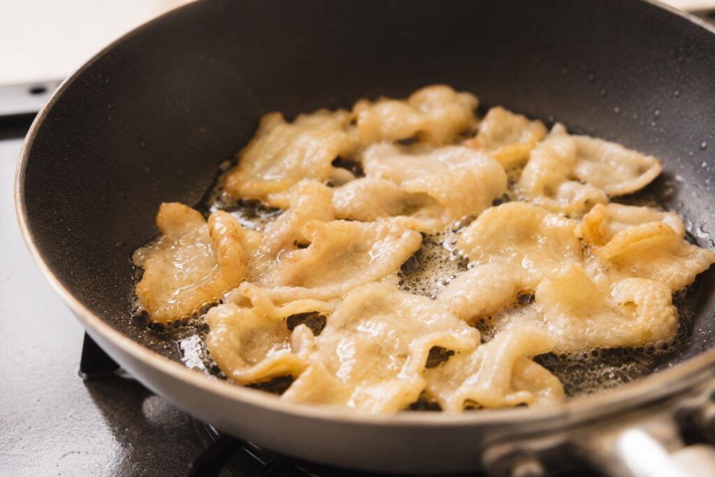 鶏皮をフライパンで焼くイメージ