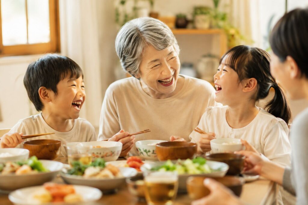 家族みんなで笑いながら食事するイメージ